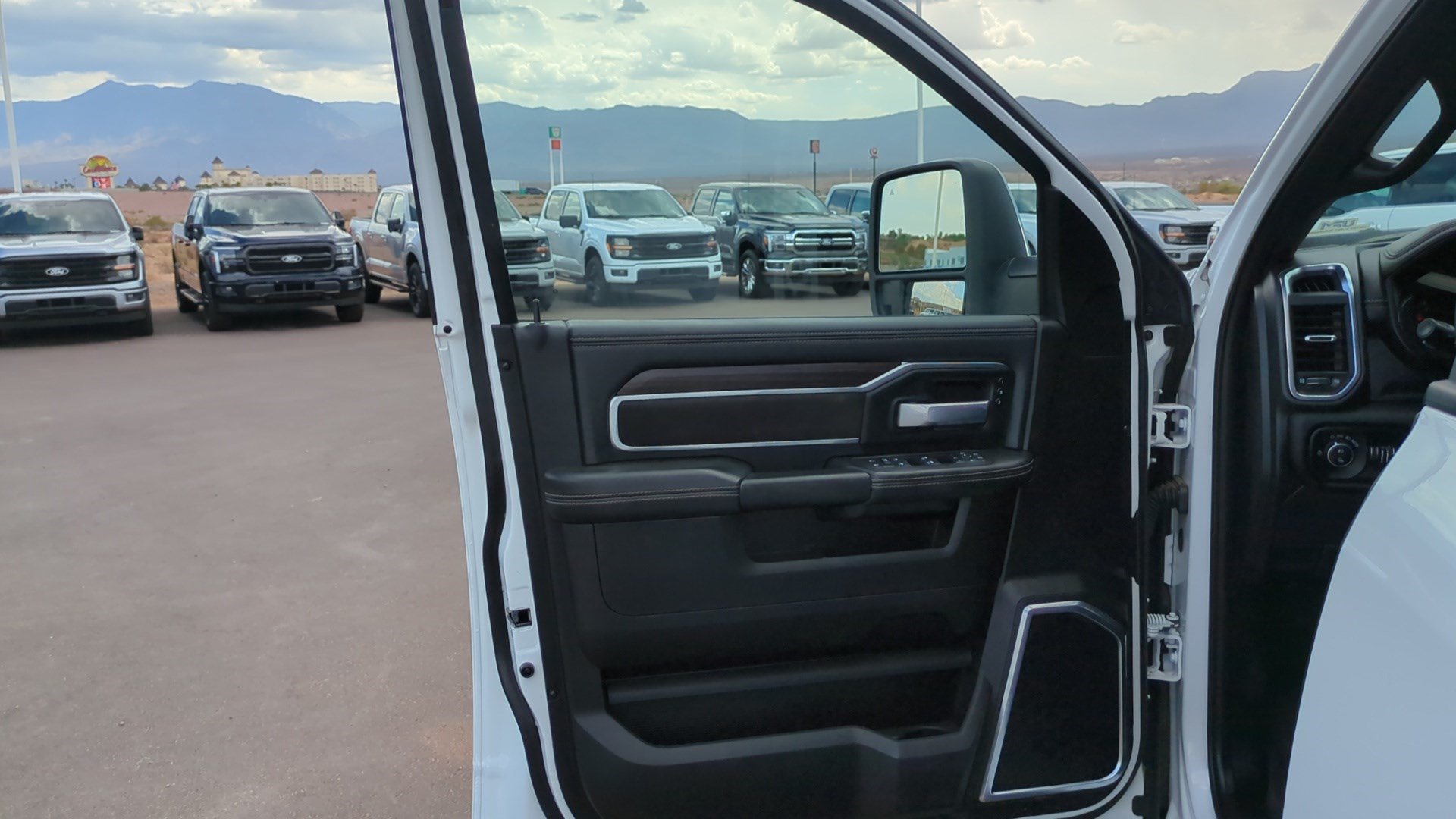 Used 2025 RAM 2500 Laramie AWD/4WD image 12