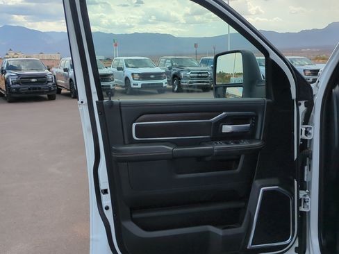 Used 2025 RAM 2500 Laramie AWD/4WD image 12