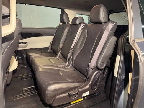 Used 2022 Kia Carnival EX FWD image 28