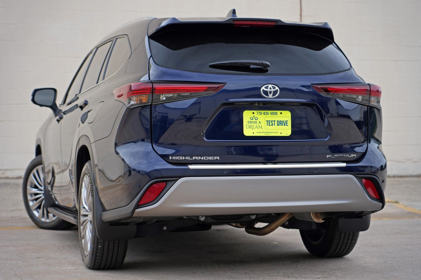 Used 2024 Toyota Highlander Platinum FWD image 6
