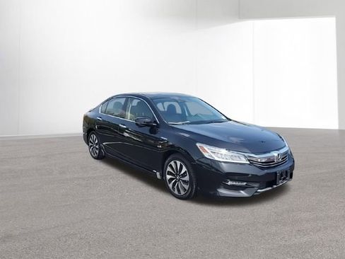 Used 2017 Honda Accord Touring image 2
