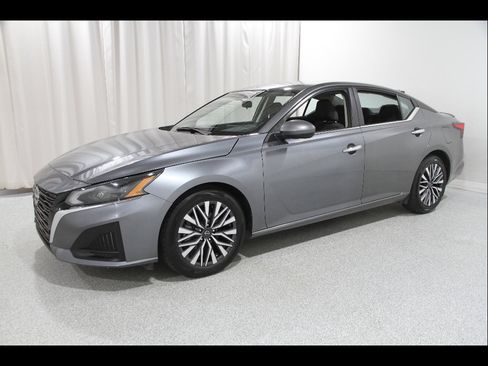 Used 2023 Nissan Altima 2.5 SV FWD image 3