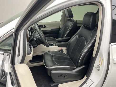 Used 2023 Chrysler Pacifica Limited image 10
