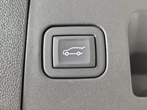 Used 2023 Cadillac XT4 Luxury w/ Cold Weather Package FWD image 9