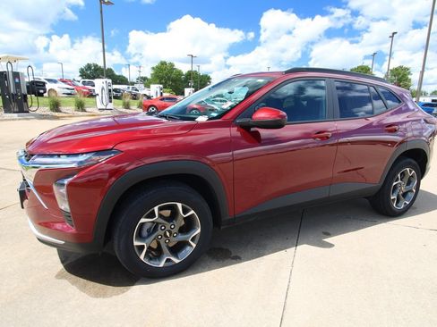 Used 2025 Chevrolet Trax LT FWD image 16