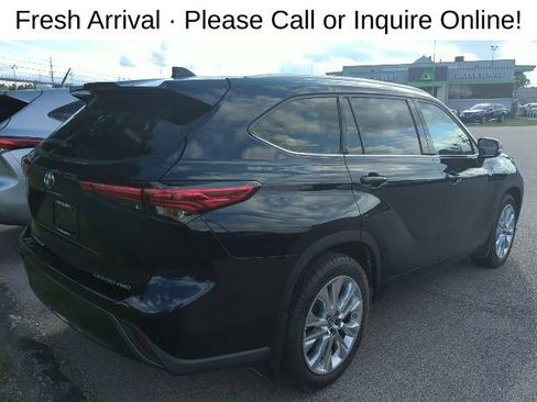 Used 2022 Toyota Highlander Limited AWD/4WD image 4
