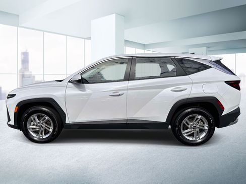 Used 2025 Hyundai Tucson SE AWD/4WD image 2