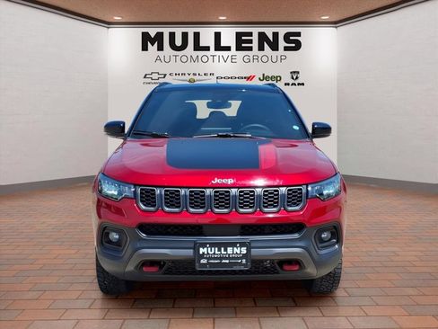 Used 2025 Jeep Compass Trailhawk AWD/4WD image 2