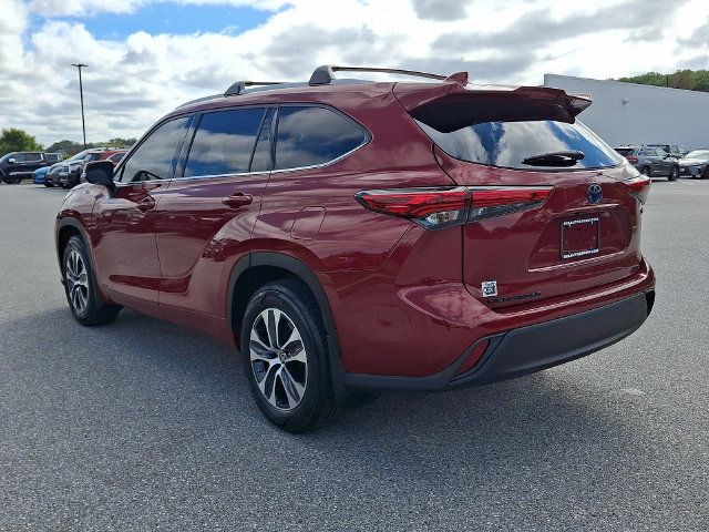 Certified 2022 Toyota Highlander XLE AWD/4WD image 4
