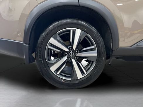 Used 2025 Nissan Rogue SL AWD/4WD image 25