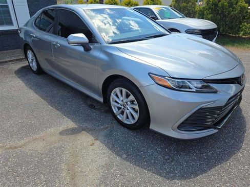 Used 2022 Toyota Camry LE w/ Convenience Package FWD image 4