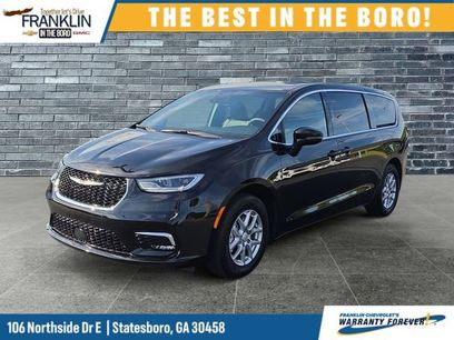 Used 2025 Chrysler Pacifica Select