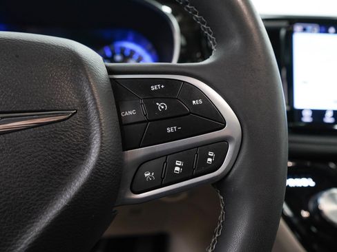Used 2023 Chrysler Pacifica Limited FWD image 28