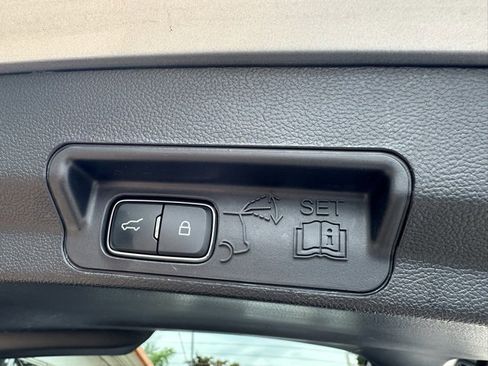 Used 2020 Ford Explorer XLT image 19