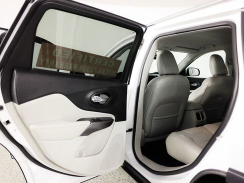 Used 2019 Jeep Cherokee Limited image 17