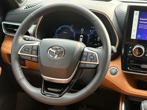 New 2026 Toyota Highlander Platinum AWD/4WD image 14