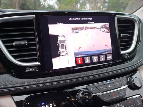 Certified 2024 Chrysler Pacifica Limited image 14