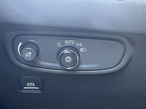 Used 2023 GMC Terrain SLE FWD image 23