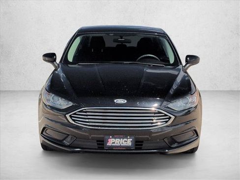 Used 2018 Ford Fusion SE w/ Fusion SE Technology Package FWD image 2