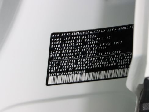 Used 2024 Volkswagen Tiguan SE image 32