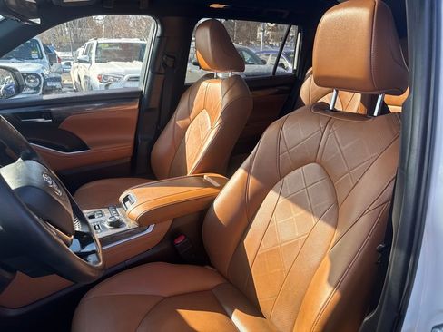 Used 2021 Toyota Highlander Platinum image 17