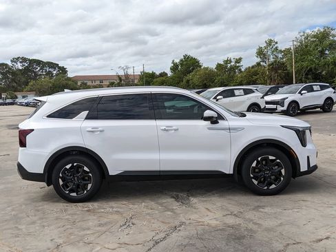 Certified 2025 Kia Sorento S FWD image 9