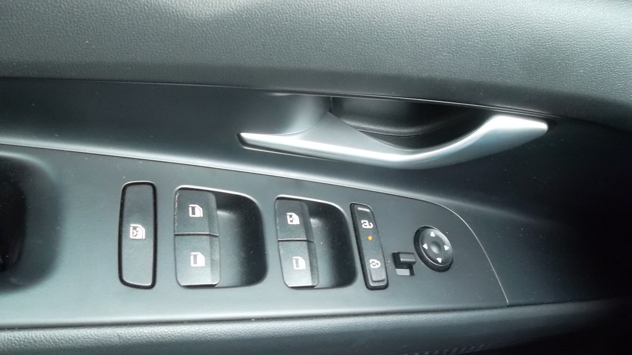 Used 2025 Hyundai Elantra Hybrid FWD image 11