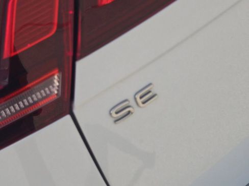 Used 2024 Volkswagen Tiguan SE R-Line FWD image 9