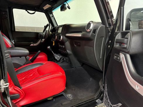 Used 2015 Jeep Wrangler Unlimited Rubicon image 48