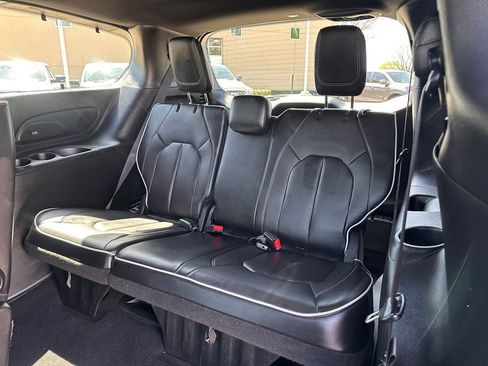 Used 2025 Chrysler Pacifica Limited image 19