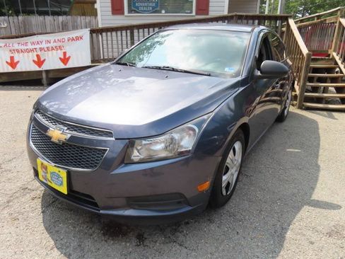 Used 2013 Chevrolet Cruze LS FWD image 2