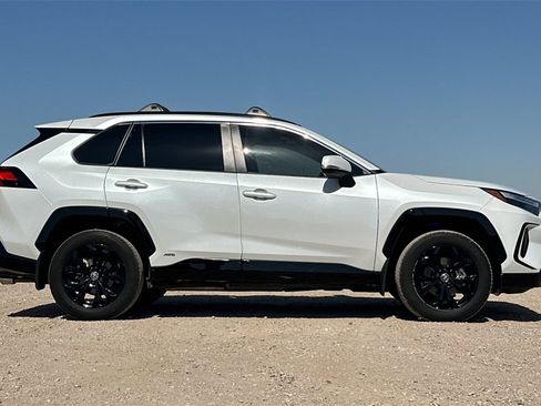 Used 2024 Toyota RAV4 SE image 3