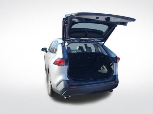 Used 2021 Toyota RAV4 XLE Premium image 10