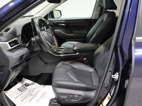 Used 2024 Toyota Highlander XLE AWD/4WD image 9