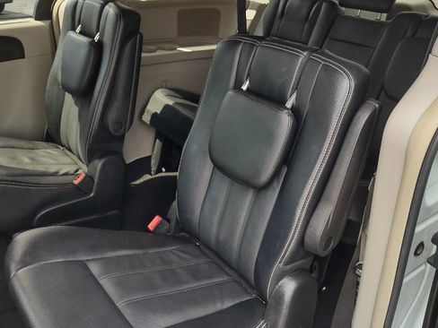 Used 2015 Chrysler Town & Country Touring w/ Driver Convenience Group image 36