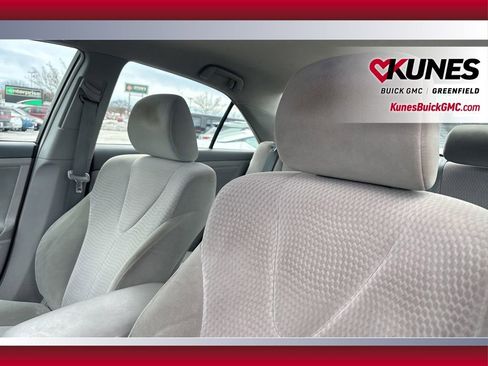 Used 2010 Toyota Camry LE image 17