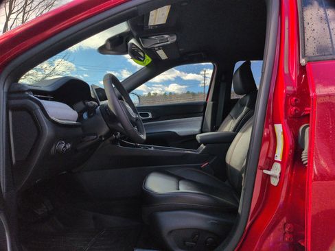 Used 2024 Jeep Compass Latitude image 12