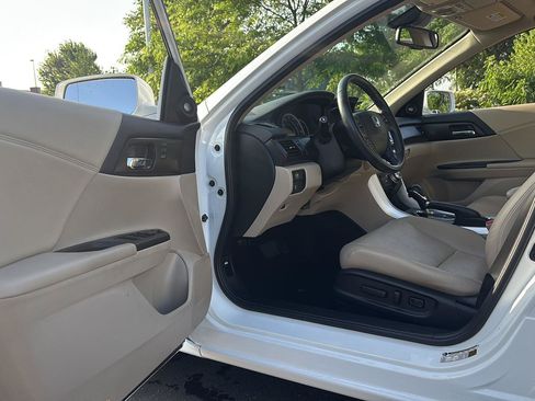 Used 2015 Honda Accord Touring image 2