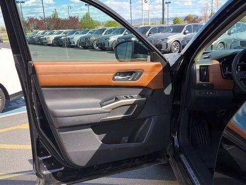 Used 2024 Nissan Pathfinder Platinum AWD/4WD image 19