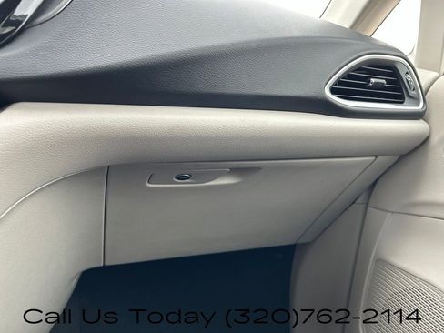 Used 2024 Chrysler Pacifica Touring-L FWD image 30