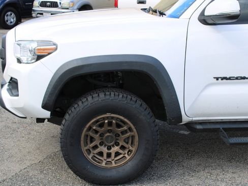 Used 2022 Toyota Tacoma SR5 w/ Trail Edition image 7