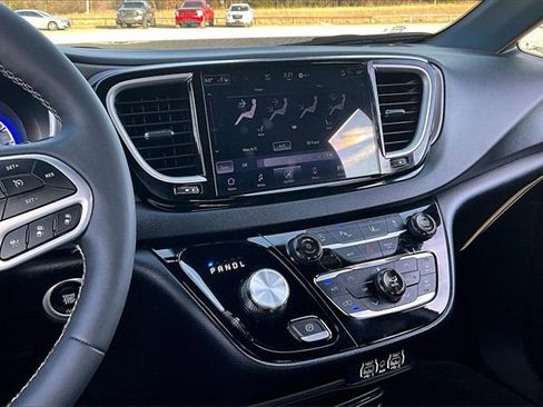 Used 2025 Chrysler Pacifica Select image 9