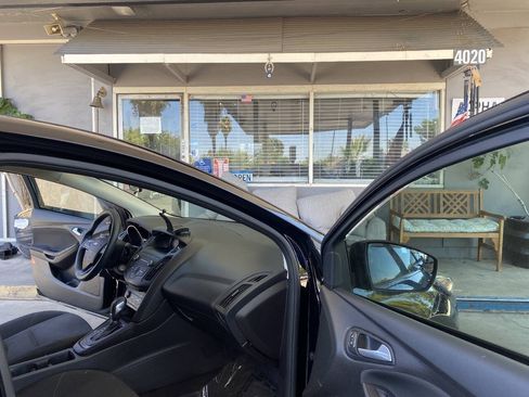Used 2018 Ford Focus SE w/ SE Appearance Package FWD image 21