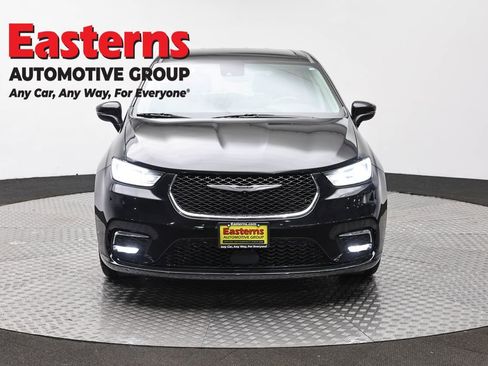 Used 2023 Chrysler Pacifica Touring-L FWD image 2