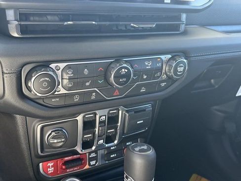 New 2025 Jeep Wrangler Unlimited Rubicon w/ XTREMEE 35" Tire Package image 26