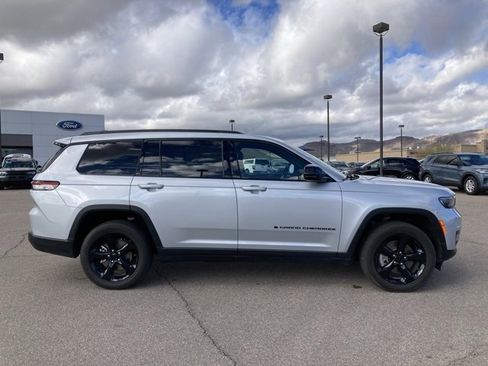 Used 2023 Jeep Grand Cherokee L Laredo image 4