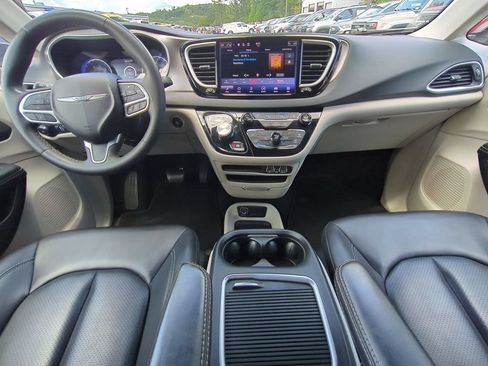 Used 2023 Chrysler Pacifica Touring-L FWD image 17