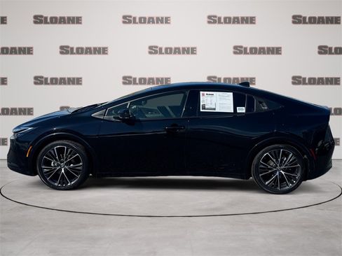 Used 2024 Toyota Prius XLE image 2