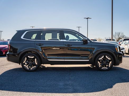 Used 2023 Kia Telluride EX w/ EX Captain's Chair Package image 8