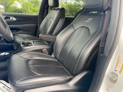 Used 2024 Chrysler Pacifica Limited FWD image 16